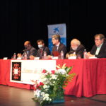 El Premio Nobel de Física, Michel Mayor, inauguró el curso en el Ateneo de Almagro con una conferencia que llenó el Teatro Municipal
