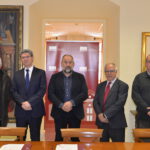 La Universidad de Castilla-La Mancha (UCLM) y el Ateneo de Almagro han firmado la renovación del convenio de colaboración que garantiza y refuerza presencia universitaria en la institución cultural